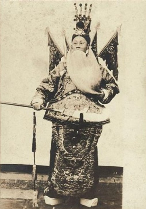 谭鑫培《定军山》剧照(扎靠、挂白髯、持刀,饰靠把老生黄忠;本人剧照)