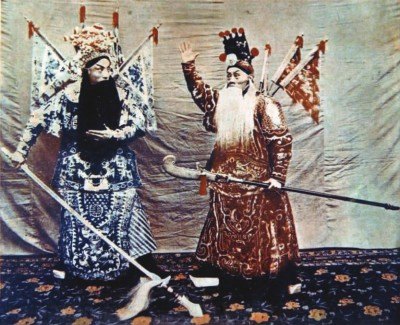 京剧《阳平关》剧照:谭鑫培(右)饰黄忠、杨小楼饰赵云(本人及同台者影像)
