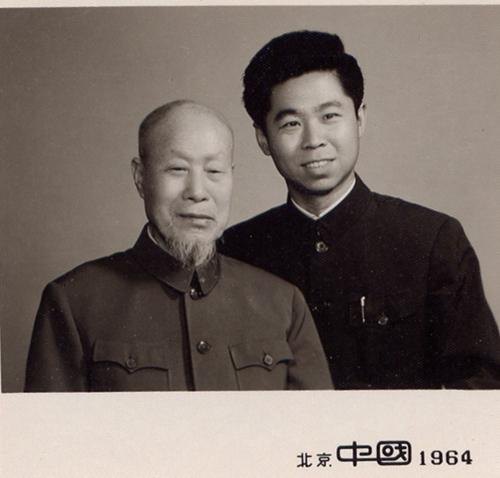 萧长华先生与钮骠（右）合影（人民网2018年钮骠专访，受访者供图）