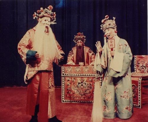 京剧《选元戎》剧照，左起：萧长华饰程咬金、雷喜福饰唐王、钮骠饰大太监（受访者供图）