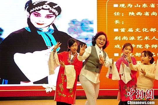 京剧“尚派”传人鞠小苏在济南教授学生京剧“指法”(中新社记者张勇摄,2016年3月30日)