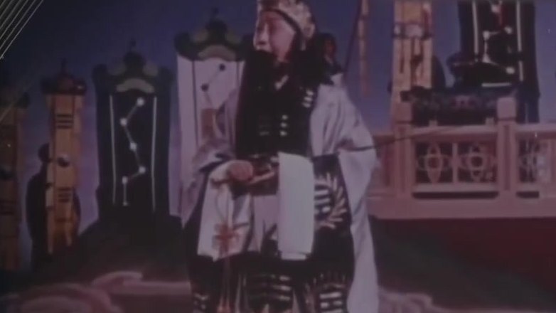 京剧电影《借东风》（1957年资料，马连良饰诸葛亮，双手持羽扇）