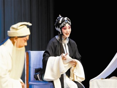 京剧《三娘教子》演出剧照：青衣扮王春娥、老生扮薛保同立舞台