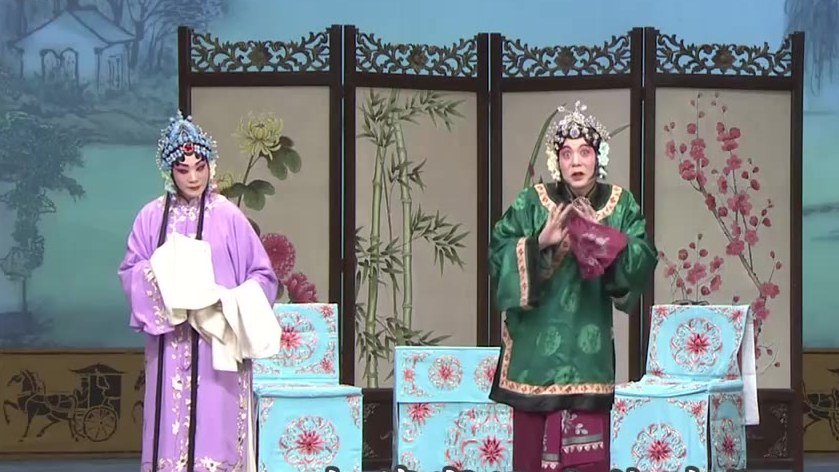 京剧《三娘教子》录像截帧：三个旦角同场（左青衣、中老旦、右花旦扮相）