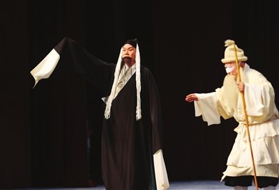 京剧《乌盆记》演出照：刘世昌与张别古（2024年9月天津中华剧院演出，张克饰刘世昌、石晓亮饰张别古）