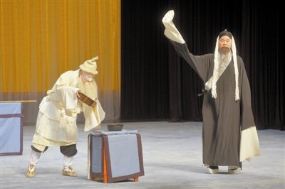 京剧《乌盆记》演出照：桌上乌盆一件（天津市青年京剧团于天津中华剧院演出）