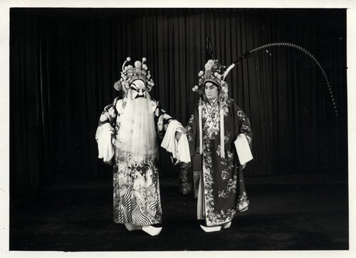 京剧《九江口》黑白舞台照：张定边（左，净）与华云龙（右，小生，戴雉翎）