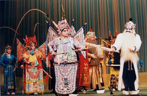 京剧《九江口》剧照：张定边（右，净）与华云龙（中左，小生，戴雉翎）及龙套、兵士同场