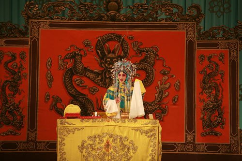 京剧《二进宫》剧照：旦角（凤冠、黄蟒、玉带）端坐桌后，桌前陈设印信