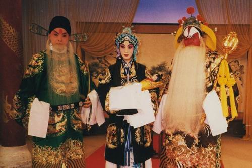 京剧《二进宫》剧照：净角（白满、侯帽、手抱铜锤）、旦角（凤冠宫装）与老生（纱帽、白三、蟒袍）三人同场
