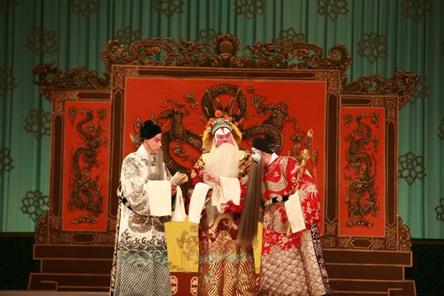 京剧《大保国 探皇陵 二进宫》剧照：金殿场面，居中者身着黄蟒挂白髯，左厢文臣持牙笏、右厢内侍持云帚