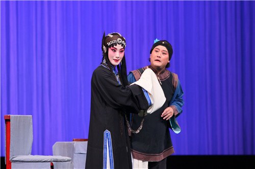 京剧《六月雪·探监》剧照：窦娥（李文颖饰，左）、禁婆（王珏饰，右）