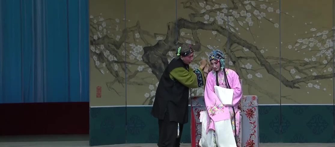 京剧《六月雪》剧照：窦娥（吕耀瑶饰，右）与同场角色（央视《空中剧院》播出录像抽帧）