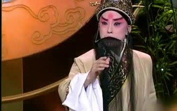 京剧《兵圣孙武》选段：孙武（于魁智饰）近景抚髯演唱（央视《于魁智专辑》所播录像截帧）