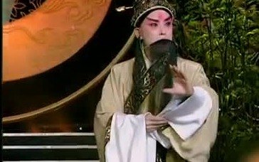 京剧《兵圣孙武》选段：孙武（于魁智饰）拱手抱袖演唱（央视《于魁智专辑》所播录像截帧）