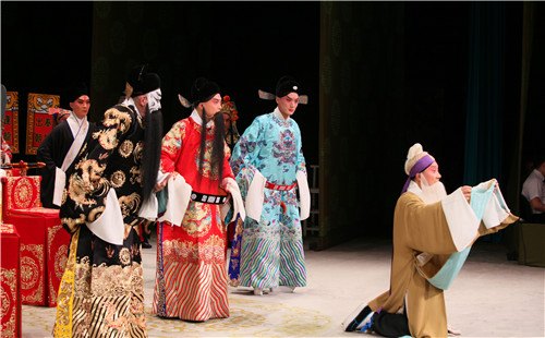 《四进士》朱强饰演宋士杰（右一）、马翔飞饰演毛朋（中）、胡滨饰演顾读（左二）、陈旭之饰演田伦（右二）
