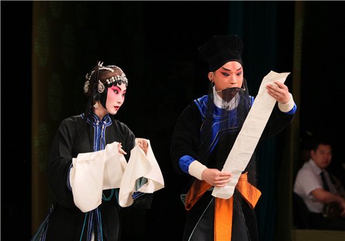 《四进士》李文颖饰演杨素贞（左）、刘垒饰演杨春（右）
