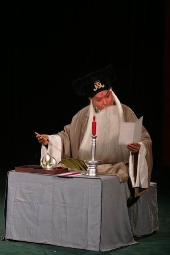 京剧《四进士》舞台剧照：宋士杰灯下看信