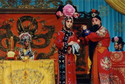 京剧《四郎探母》剧照：老生与旦角对坐（国家京剧院官网剧目页所载）