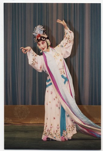 京剧《天女散花》剧照：天女散花身段（国家京剧院官网剧目页所载）