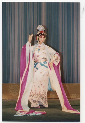 京剧《天女散花》剧照：天女长绸横展（国家京剧院官网剧目页所载）