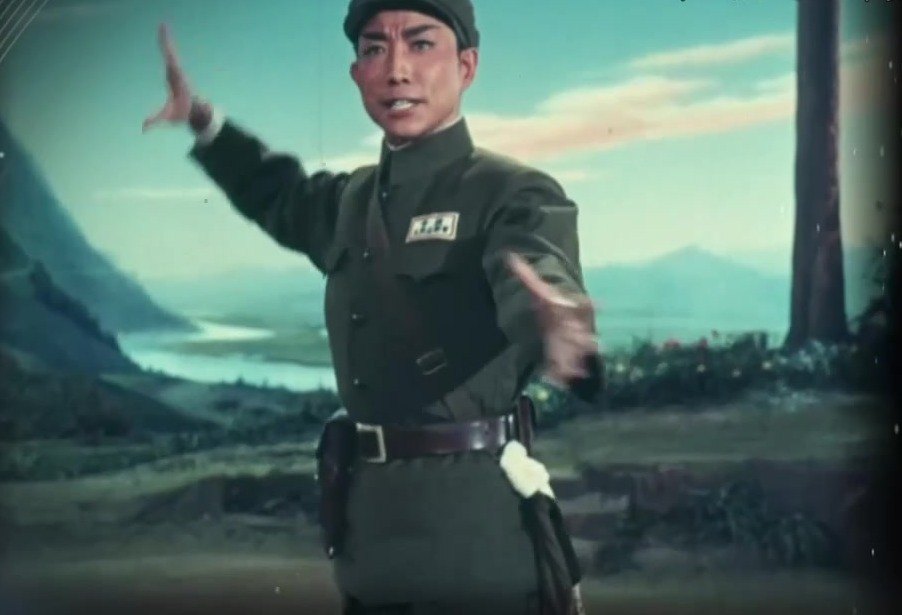 1972年彩色影片《奇袭白虎团》画面：严伟才（宋玉庆饰）单人做戏（央视《典藏》所播）