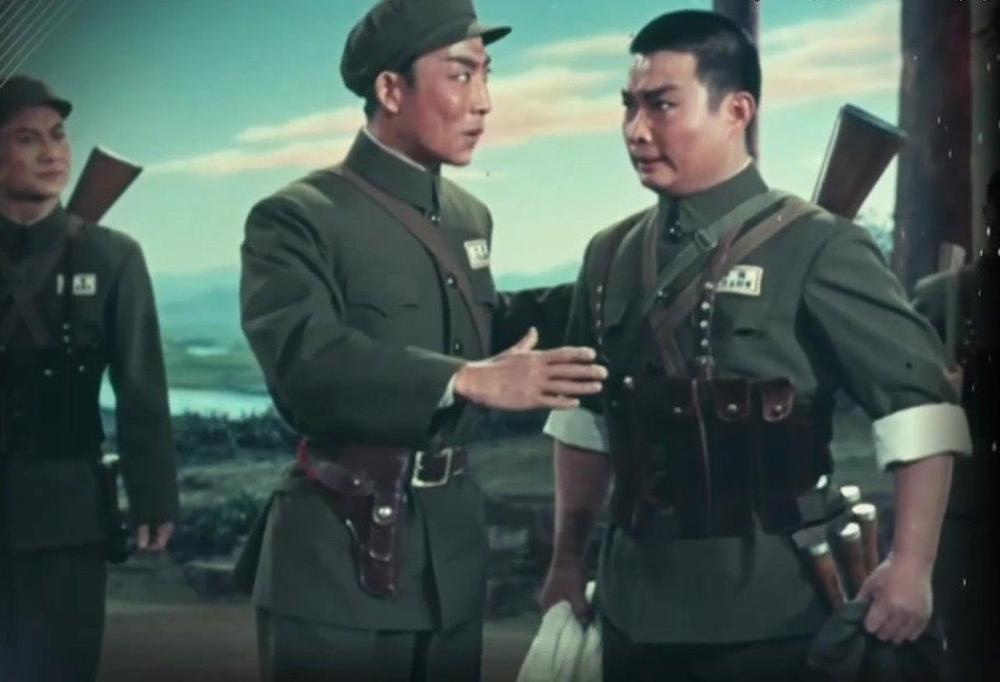 1972年彩色影片《奇袭白虎团》画面：严伟才（宋玉庆饰）与战友于山间交谈（央视《典藏》所播）