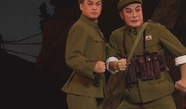 现代京剧《奇袭白虎团》剧照：两名志愿军侦察兵扮相者握拳亮相（央视《CCTV空中剧院》20220509版）