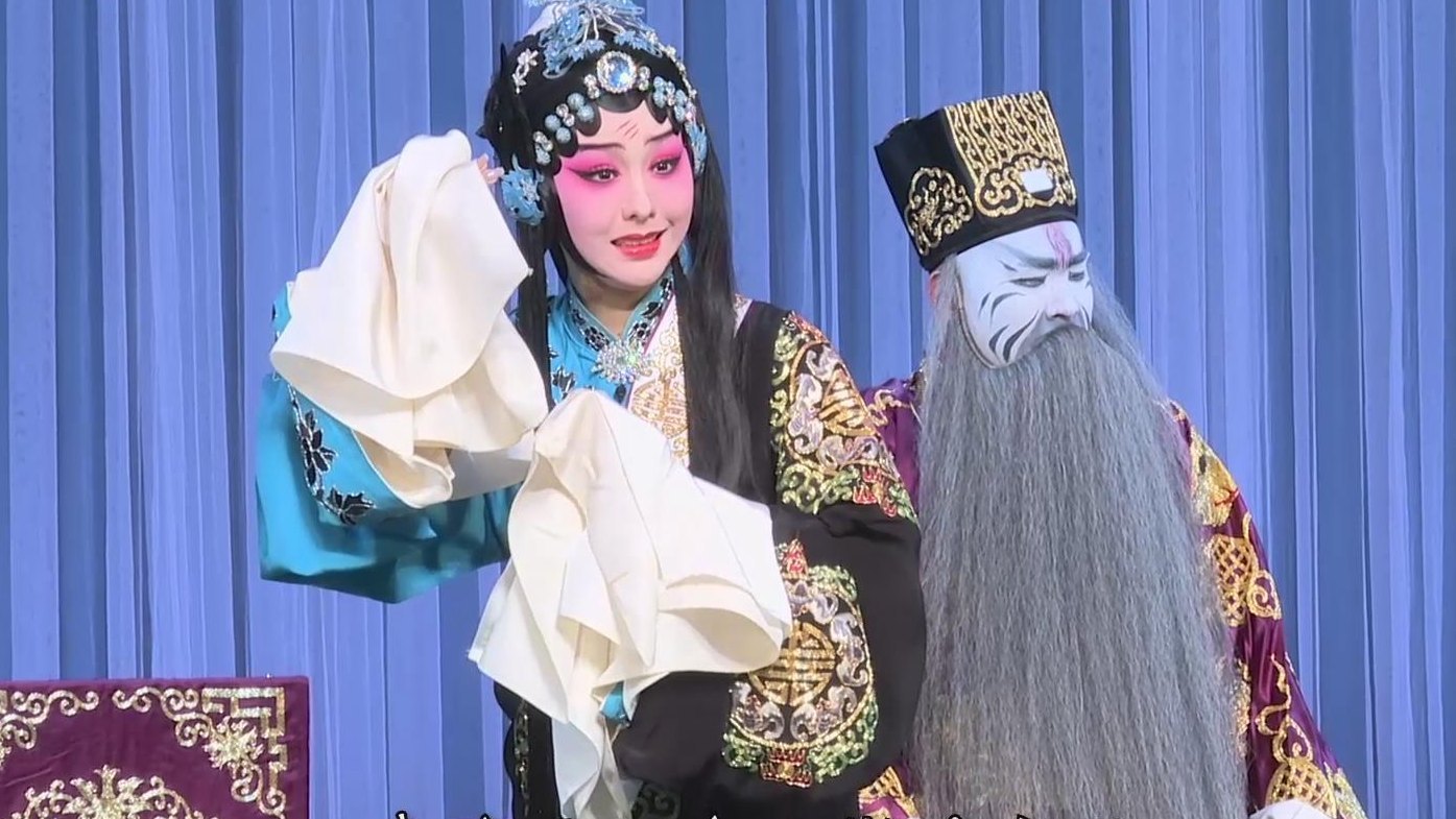 京剧《宇宙锋》赵艳容装疯，水袖掩面（演出：上海戏剧学院学生于瑜；文化和旅游部网站所载演出资源）