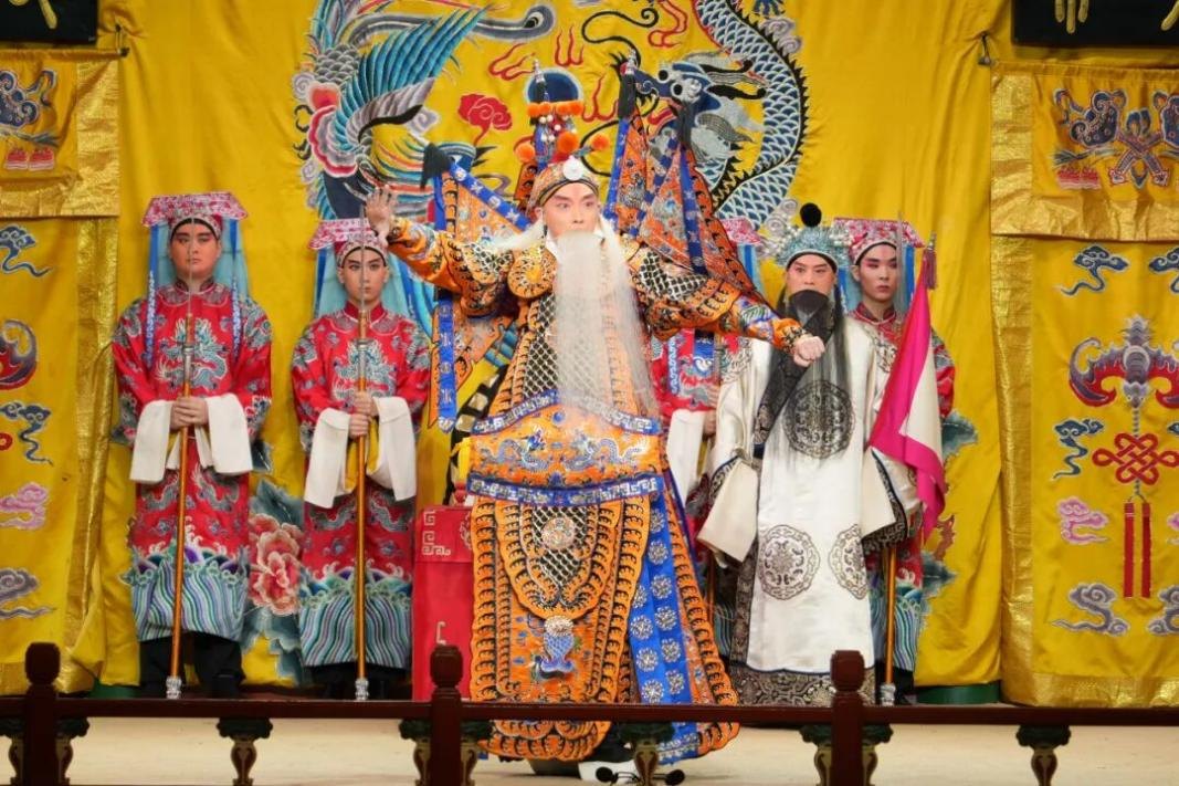 京剧《定军山》演出场面：黄忠居中，旁立白髯老将（北京京剧院纪念京剧电影《定军山》上映120周年演出）