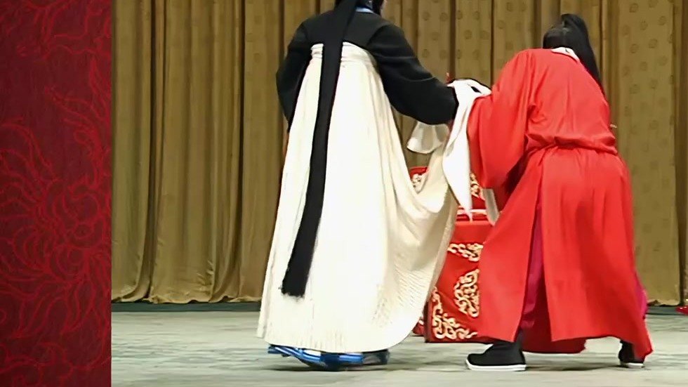 京剧《审头刺汤》「刺汤」洞房录像截帧：雪艳（旦，右）与汤勤（丑，左）