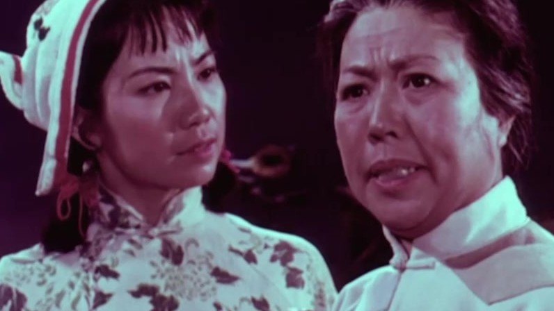 现代京剧《平原作战》影片：张大娘（高玉倩饰）与抗日群众小英（1974年京剧艺术片）