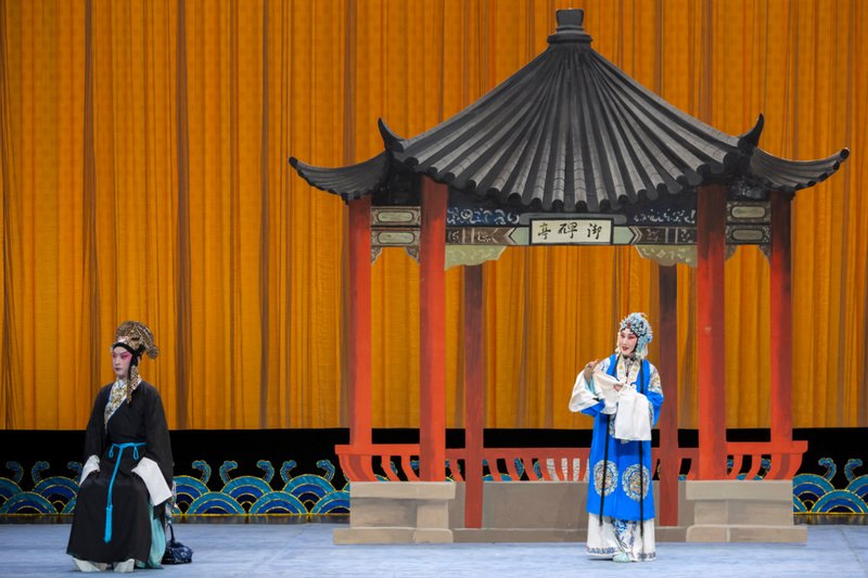 京剧《御碑亭》演出照：舞台上立有「御碑亭」亭子布景