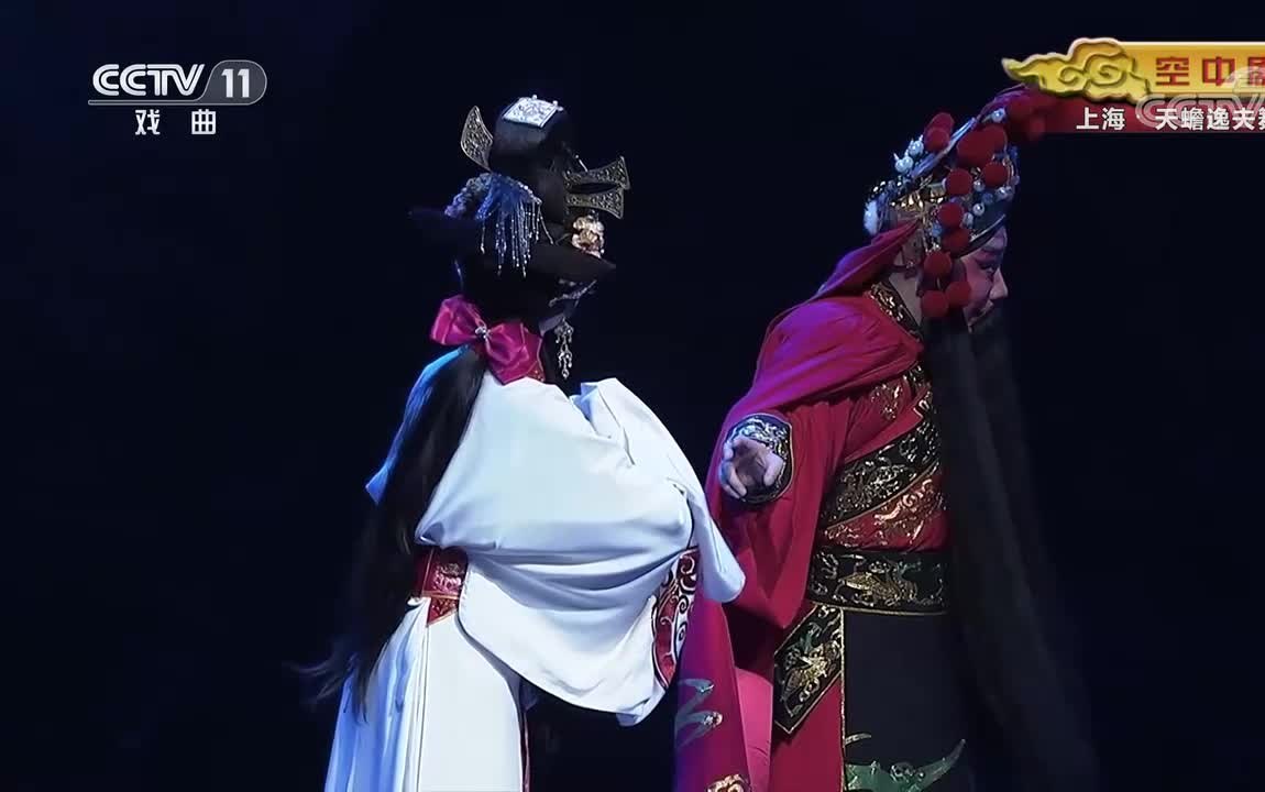 新编历史京剧《成败萧何》演出画面：剧中夜戏二人对手戏（一为勾脸净角、红蟒扮相）