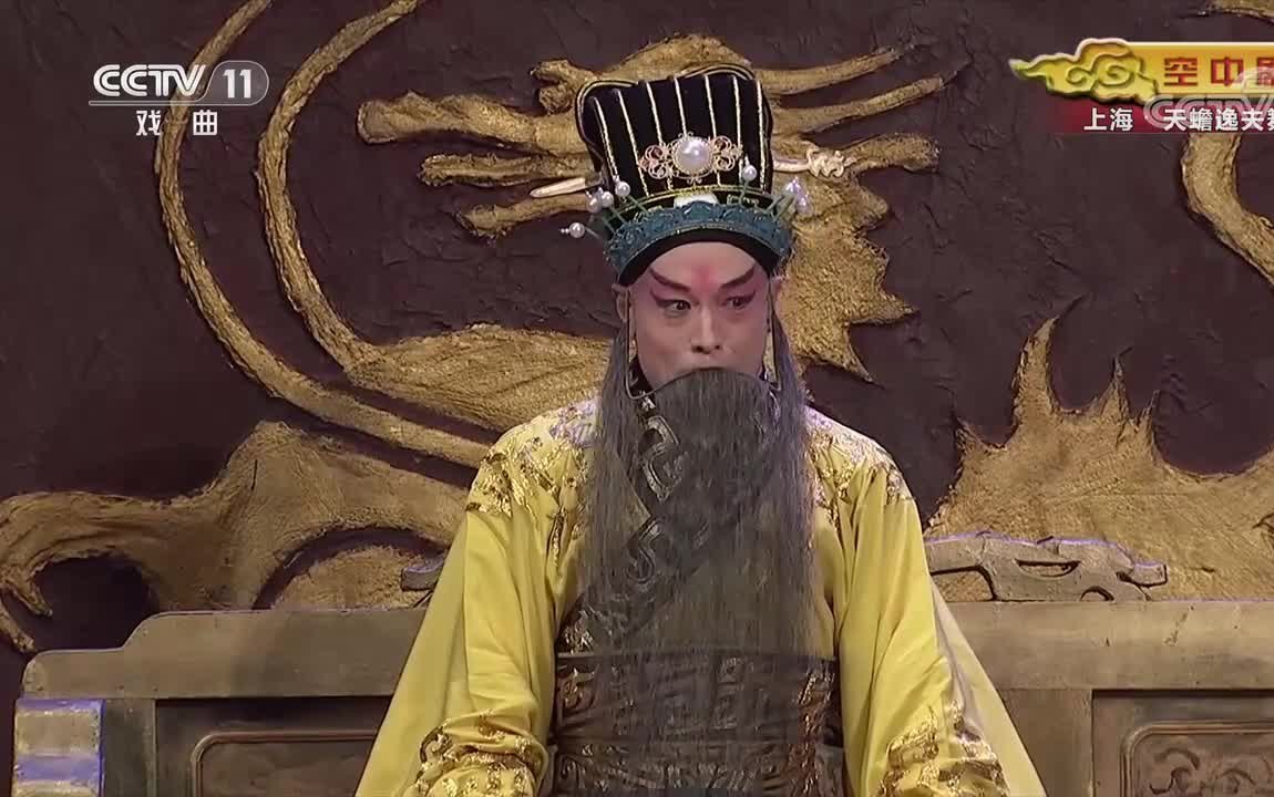 新编历史京剧《成败萧何》演出画面：剧中帝王（明黄蟒袍、王帽，刘邦一角）端坐龙案