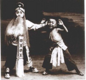 李紫贵少年时演《打渔杀家》饰萧恩（左），李桐森饰大教师（中国戏曲学院戏曲教育数字博物馆所载）