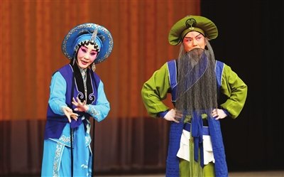 京剧《打渔杀家》演出照：萧恩与萧桂英（2025年7月26日天津中华剧院演出，天津日报记者姚文生摄）