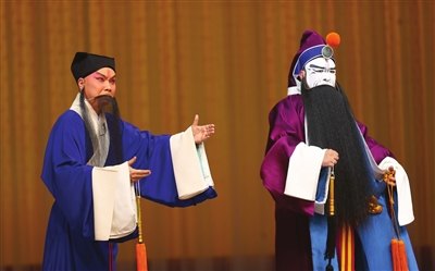 京剧《捉放曹》演出照：陈宫（左，老生）与曹操（右，净角）（天津市青年京剧团于天津中华剧院演出全本《捉放曹》，天津日报记者姚文生摄）