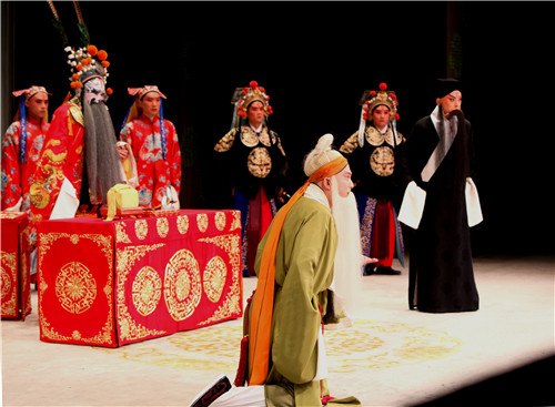 《搜孤救孤》于魁智饰演程婴（右一）、胡滨饰演屠岸贾（左二）、马翔飞饰演公孙杵臼（前）（国家京剧院第20次赴台演出）