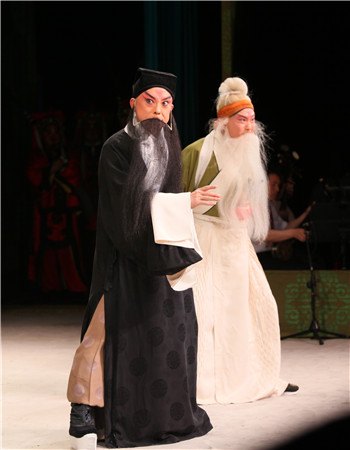 《搜孤救孤》于魁智饰演程婴（左）、马翔飞饰演公孙杵臼（右）（国家京剧院第20次赴台演出）