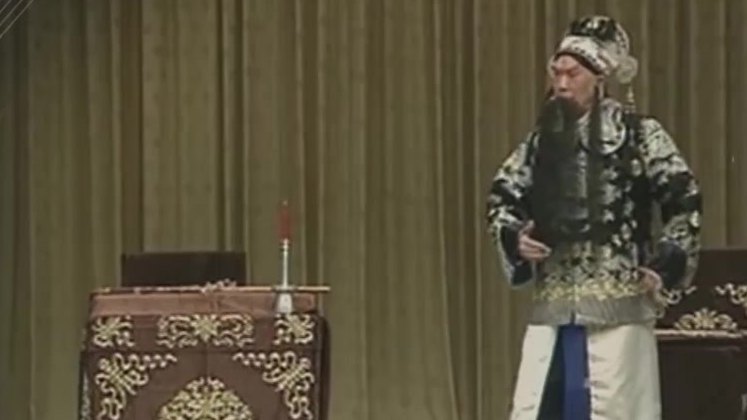 京剧《文昭关》录像截帧：伍子胥做戏身段，侧设桌案（录音杨宝森、配像汪正华）