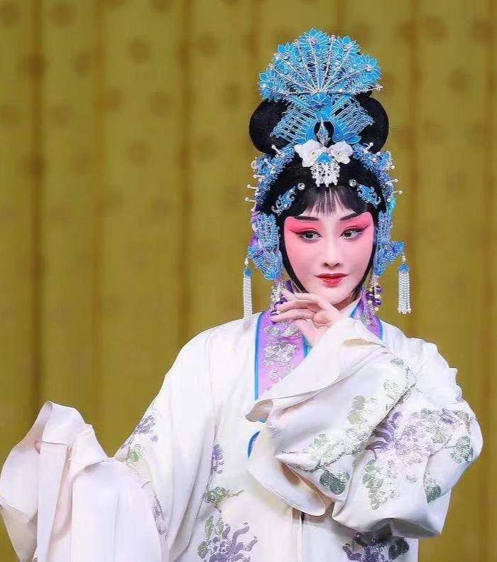 京剧《望江亭》演出照：北京京剧院王茜饰谭记儿（央视网所载，图片署名「王茜饰演谭记儿　婉拉黛摄」）