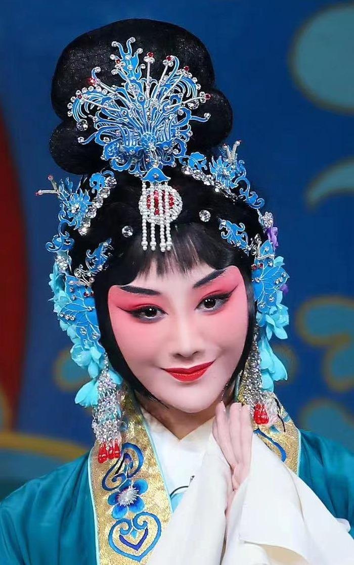 京剧《望江亭》演出照：北京京剧院王茜饰谭记儿（央视网所载，图片署名「王茜饰演谭记儿　婉拉黛摄」）