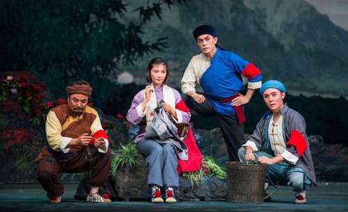 现代京剧《杜鹃山》剧照：柯湘与战士、老农于山中叙话（国家京剧院2013年演出季）