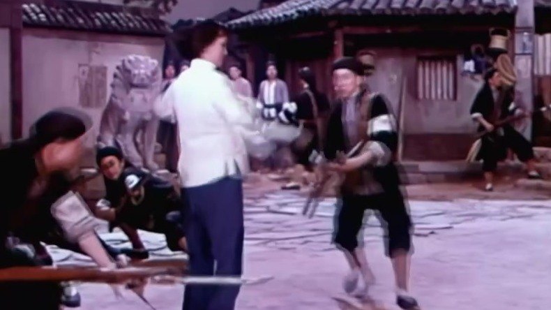 现代京剧《杜鹃山》影片：院落前的武打冲突场面（央视《戏曲影视剧场》所播彩色影片）