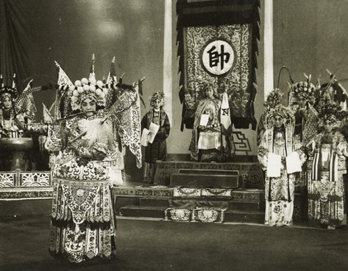 京剧《杨门女将》剧照：升帐点将（黑白，国家京剧院官网剧目页所载）