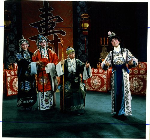 京剧《杨门女将》剧照：寿堂，老旦持杖居中、旦角环绕（国家京剧院官网剧目页所载）