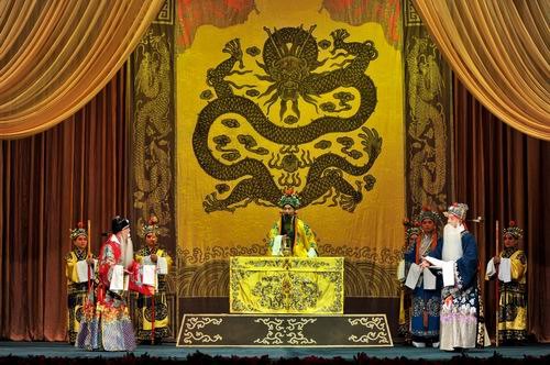 京剧《杨门女将》剧照：金殿场面（国家京剧院官网剧目页所载）