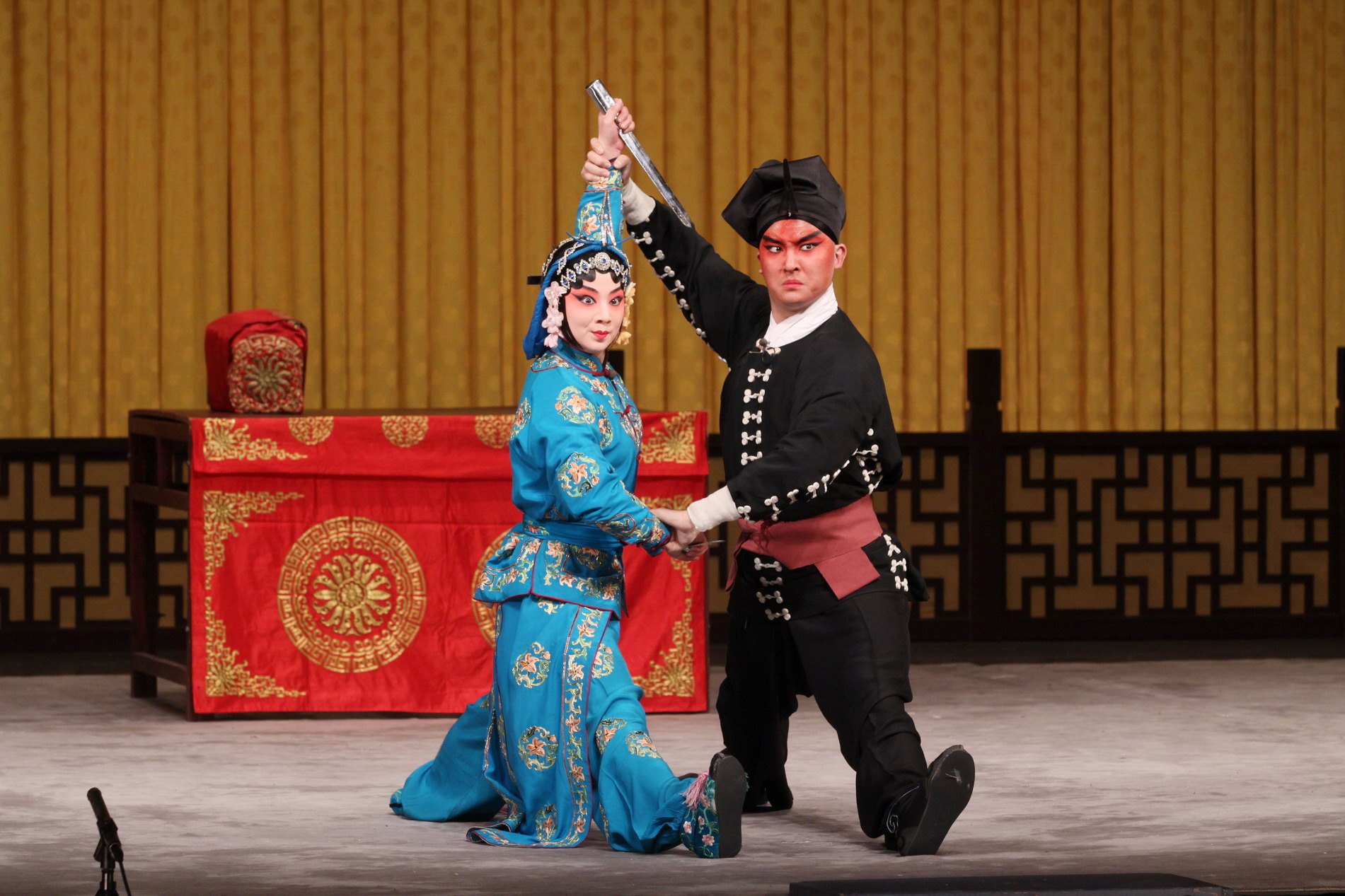 京剧《武松打店》剧照：武松（右，短打武生）与孙二娘（左，武旦）摸黑夜斗对刀