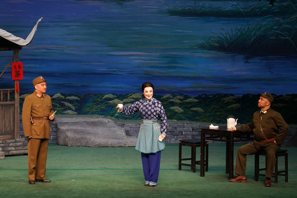 现代京剧《沙家浜》剧照：“智斗”一场，阿庆嫂在春来茶馆与刁德一、胡传魁周旋（同次巡演，北京京剧院供图）